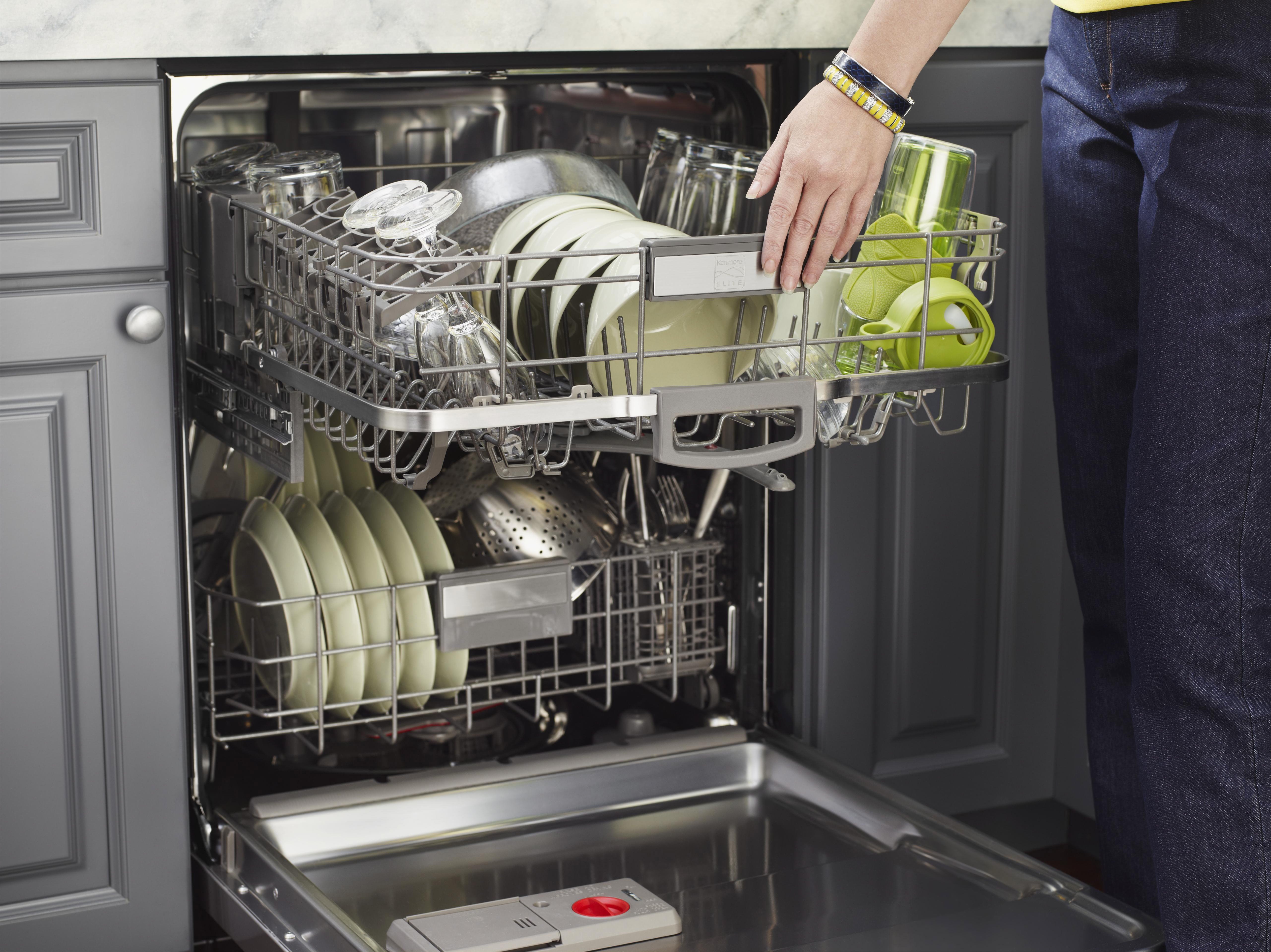 Посудомоечные машинки видео. Посудомоечная машина Smeg pla6442x. Посудомойка бош загрузка посуды. Загрузка посуды в посудомоечную машину Bosch 45 см. Правильная загрузка посуды в посудомоечную машину.
